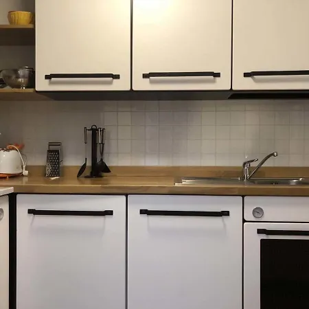 Βίλα Modern With Lush Surroundings *