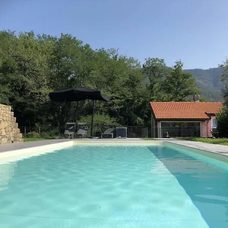 Βίλα Modern With Lush Surroundings *
