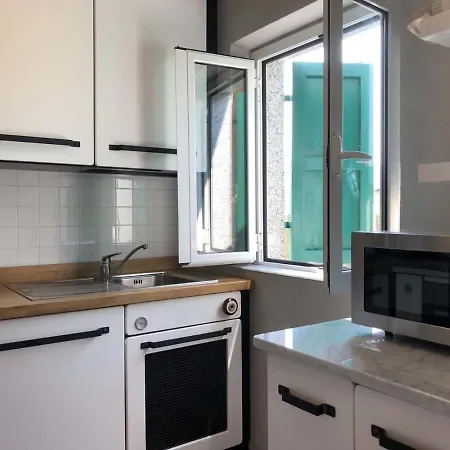 Βίλα Modern With Lush Surroundings *