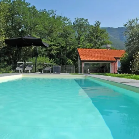 Βίλα Modern With Lush Surroundings