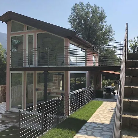 Βίλα Modern With Lush Surroundings